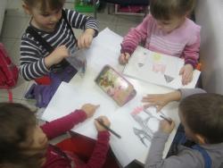 Дети изостудии Дома Детского творчества рисуют замок Кощея